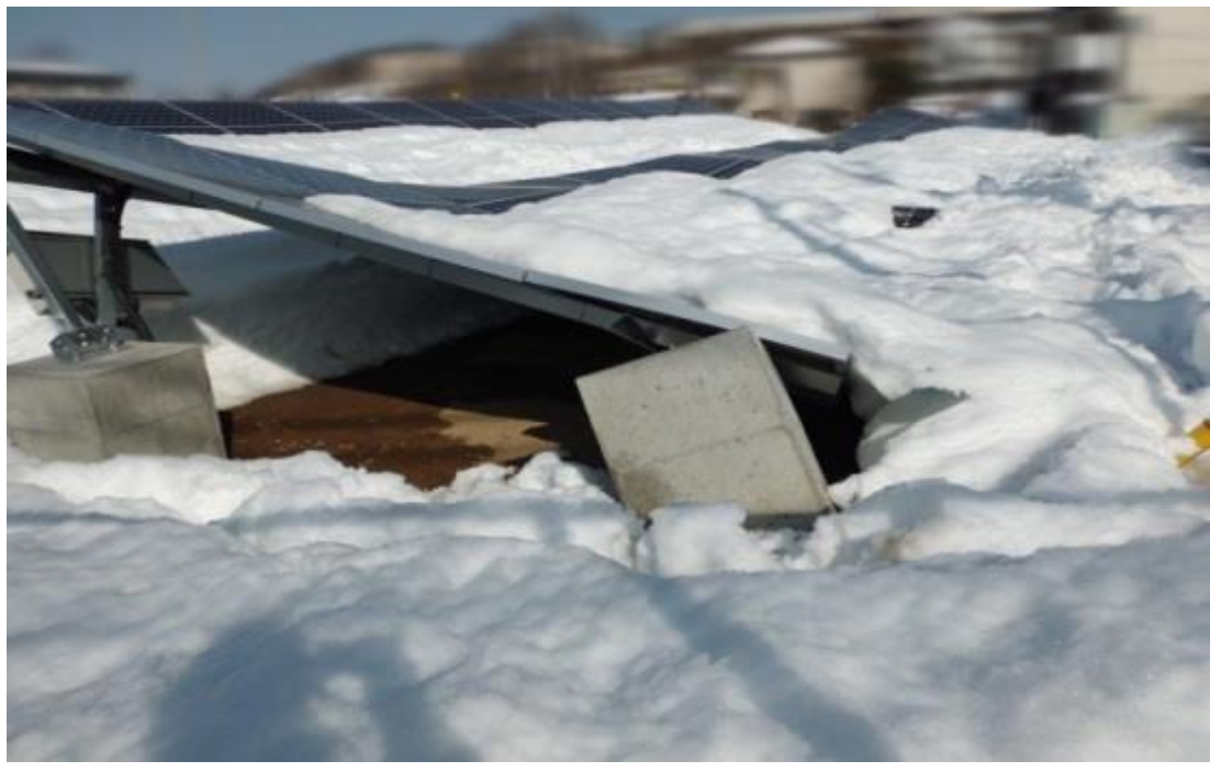 積雪によって太陽電池モジュールが破損した様子